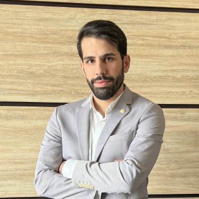 آقای روح اله خزائی کارشناس ارشد مدیریت دانش در شرکت مشاوران توسعه آینده